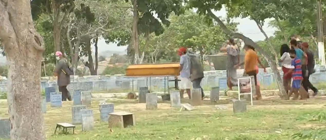 'Era sempre alegre e nunca chorava', diz irmã de travesti assassinada em Fortaleza