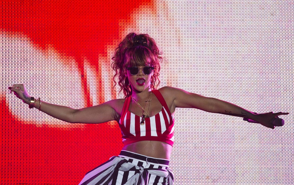 Rihanna dança seus sucessos com telão ao fundo — Foto: AP 