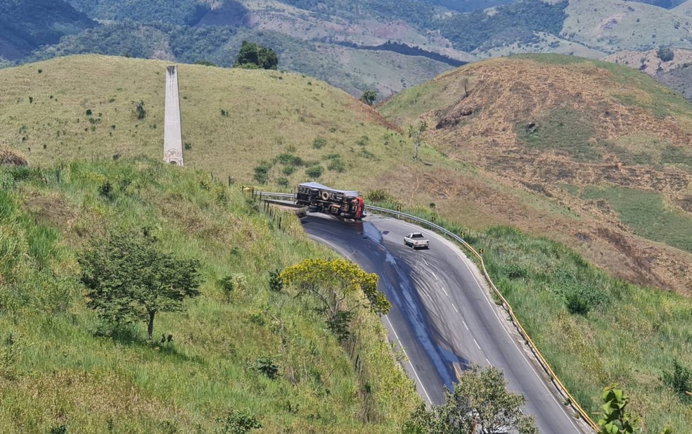 Caminhão tomba e deixa trânsito lento no sudoeste da BA — Foto: Divulgação/PRE