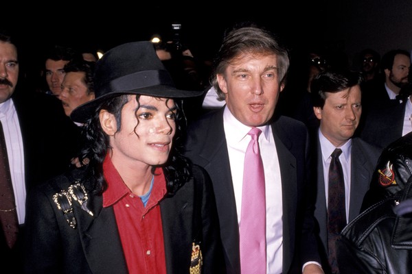 Michael Jackson e Donald Trump em foto de abril de 1990 (Foto: Getty Images)