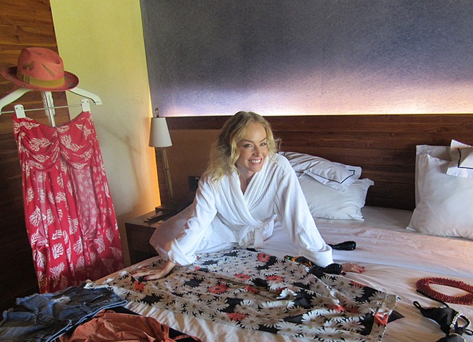 Angélica se diverte escolhendo roupas para gravação de Estrelas (Foto: Nathália Gomes / Gshow)