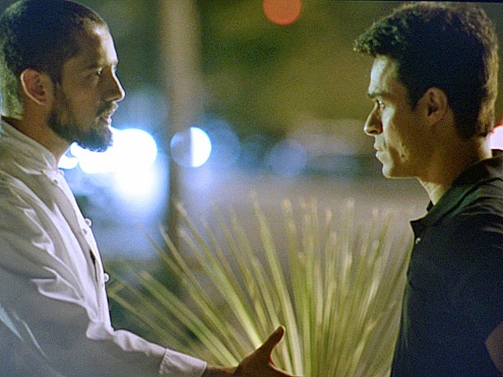 Em 'Império', Fernando (Erom Cordeiro, à direita) procura Vicente (Rafael Cardoso) para acerto de contas — Foto: Globo