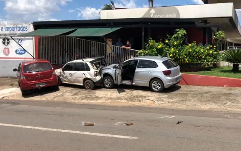 Após ser baleado, motorista bate contra VW Gol branco que estava estacionado e, em seguida, contra um Sandero, em Aparecida de Goiânia, Goiás — Foto: Eduardo Silva/ TV Anhanguera