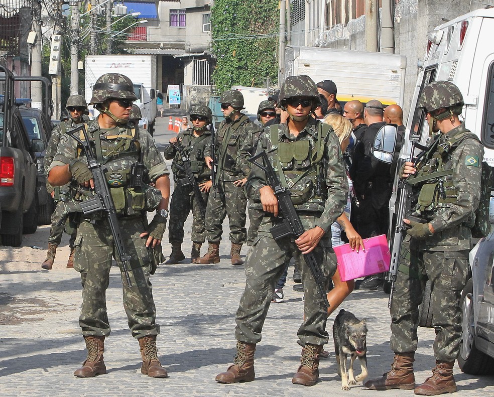 Soldados do Exército na comunidade da Maré na primeira semana após a ocupação em 2014 (Foto: Carlos Moraes/Agência Estadão Conteúdo)