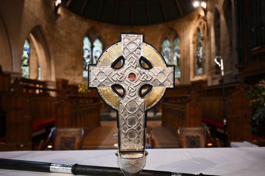 Relíquia com supostos fragmentos de madeira da cruz de Jesus será usada na coroação de Charles III