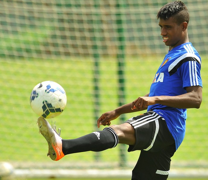 Eduardo Baptista enaltece jogadores da base e pede paciência à torcida