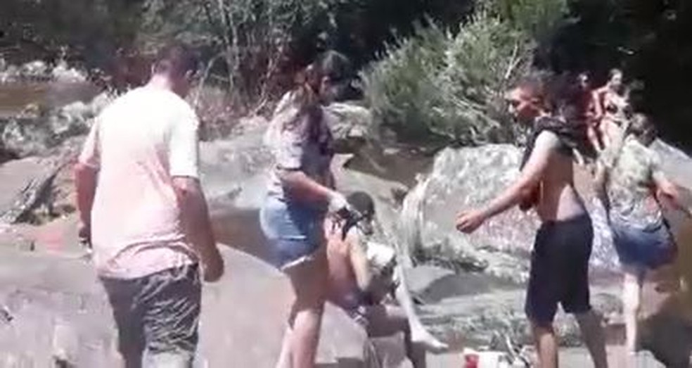 Família é vista em cachoeira pouco antes da cabeça d'água em MG — Foto: Claudia Santos
