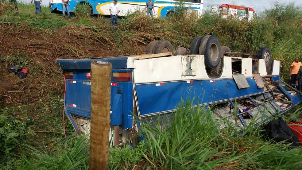 Ã”nibus com 46 pessoas tomba na BA-693 e 12 ficam feridas (Foto: Site Liberdade News)