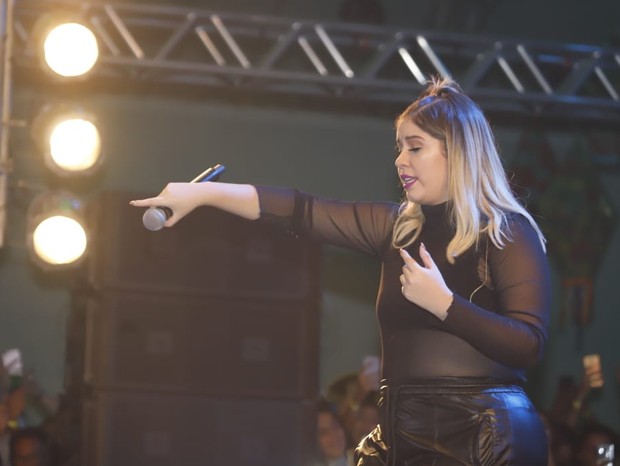 GrÁvida MarÍlia MendonÇa Usa ChapÉu De Palha Em Show Na Bahia Música