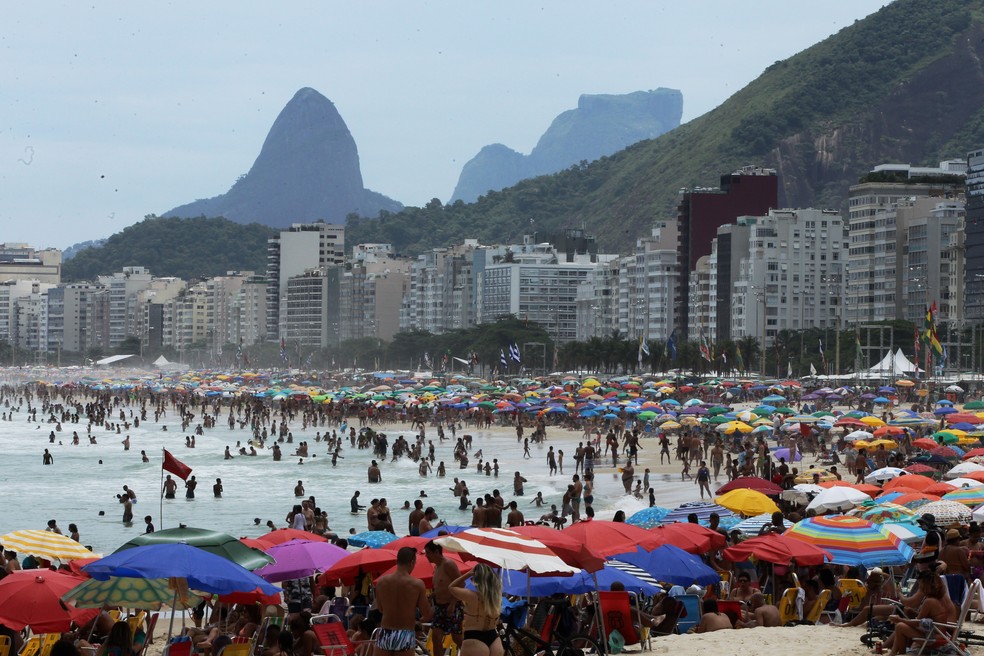 Movimentação de banhistas na Praia do Leme, Zona Sul do Rio, no primeiro dia do verão — Foto: ESTEFAN RADOVICZ/AGÊNCIA O DIA/AGÊNCIA O DIA/ESTADÃO CONTEÚDO