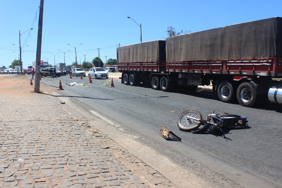 Trânsito ficou lento após acidente (Foto: Gil Oliveira / TV Clube)