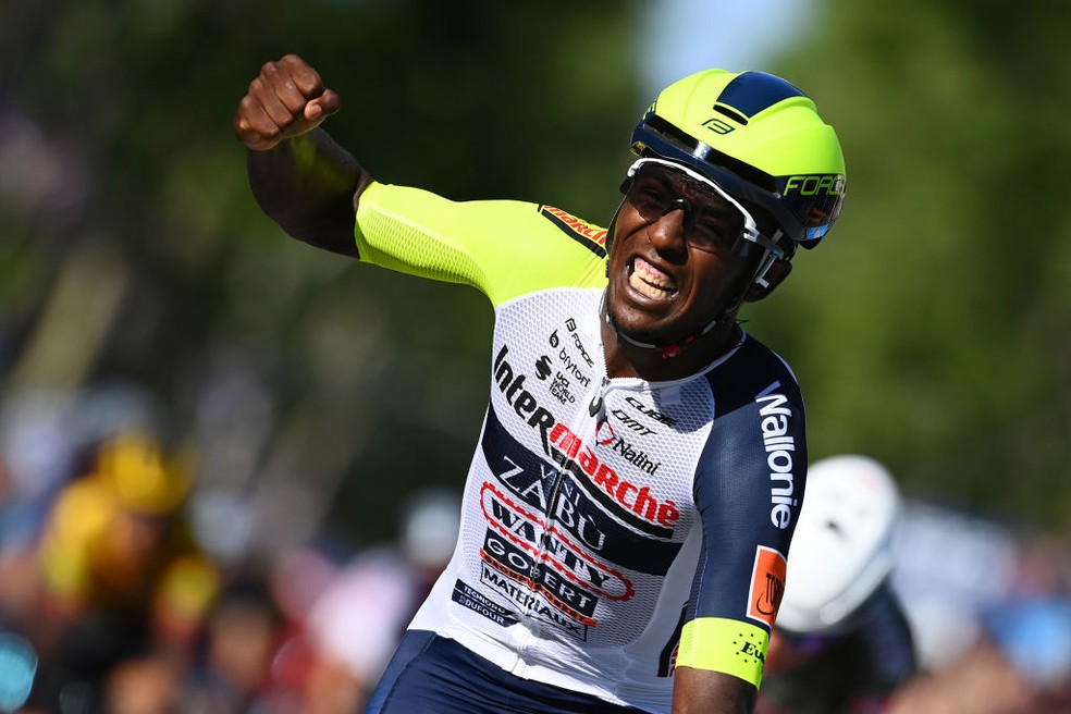 Hailu Biniam Girmay vibra com a vitória no Giro da Itália — Foto: Tim de Waele/Getty Images