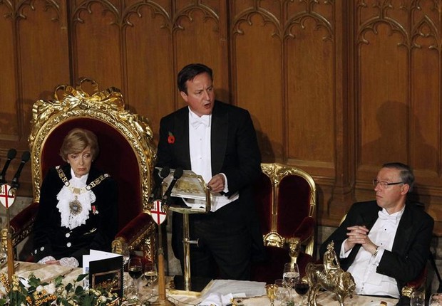 David Cameron ao lado de Fiona Woolf e os objetos dourados (Foto: Agência EFE)
