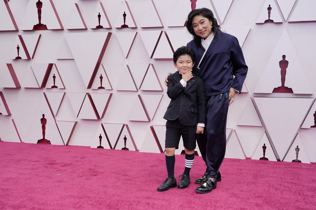 Alan S. Kim, ator de "Minari", posa com Vicky Kim no Oscar 2021 — Foto: AP Photo/Chris Pizzello