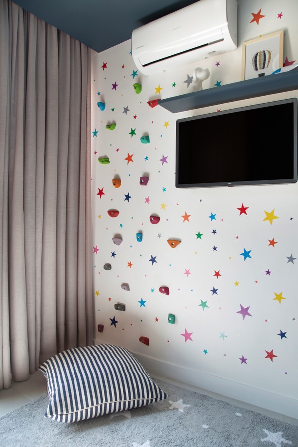 Décor do dia: quarto infantil com parede de escalada e décor de espaço sideral (Foto:  )