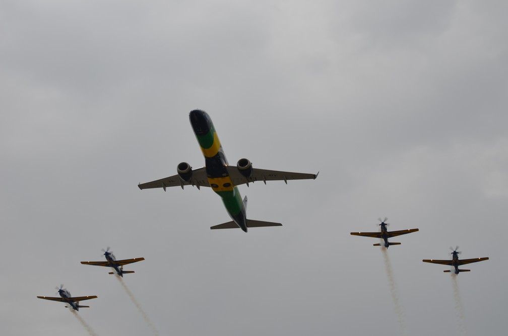 Domingo Aéreo tem apresentação da Esquadrilha da Fumaça, em Pirassununga — Foto: Ana Marin/g1