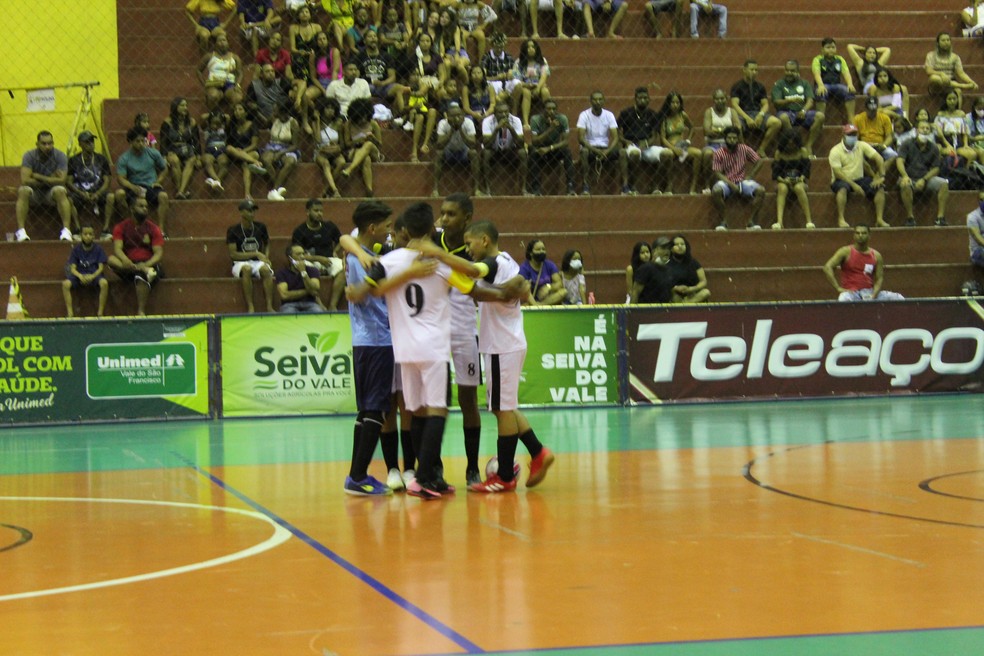 Pelo Sub-14, a Escola Agamenon Magalhães garantiu vitória por 6 a 4 diante da Escola Moisés Barreto. — Foto: Amanda Lima