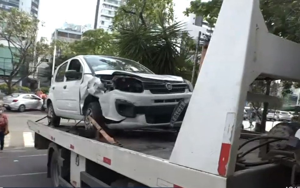 Motorista fica ferido após batida entre dois carros em marginal da Av. ACM, em Salvador — Foto: Reprodução/TV Bahia