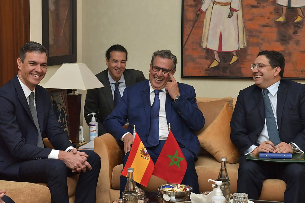 O premiê espanhol, Pedro Sánchez, em reunião em Rabat com o primeiro-ministro do Marrocos, Aziz Akhannouch, e o chanceler do país africano, Nasser Bourita, em 2 de fevereiro de 2023. — Foto: AFP