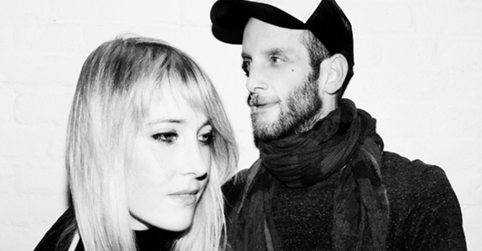 O duo belga Rive, formado por Juliette (guitarra, piano e voz) e Kévin (bateria e sintetizadores) — Foto: Festival Francofonia/Divulgação