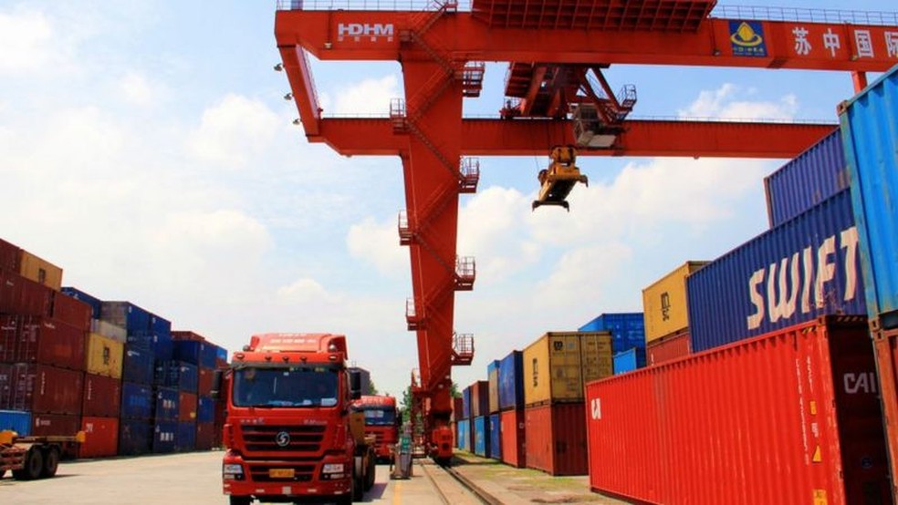 Um dos efeitos da pandemia tem sido a interrupção da cadeia global de transporte de suprimentos — Foto: Gwtty Images via BBC