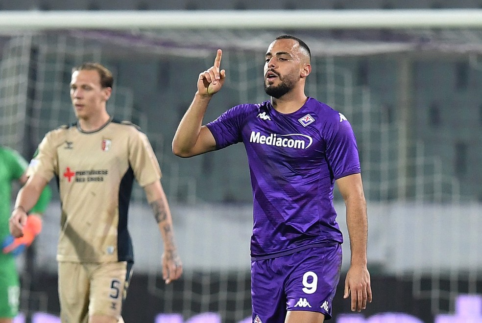 Arthur Cabral comemora o terceiro gol da Fiorentina sobre o Braga — Foto: REUTERS/Jennifer Lorenzini