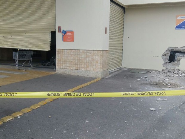 Criminosos explodem caixas em shopping no Cabo de Santo Agostinho (Foto: Marlon Costa/Pernambuco Press)