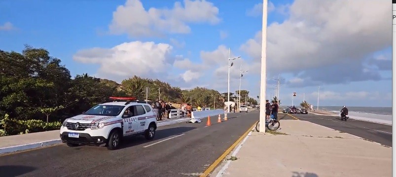 Ciclista é atropelado e arrastado na Avenida Litorânea, em São Luís