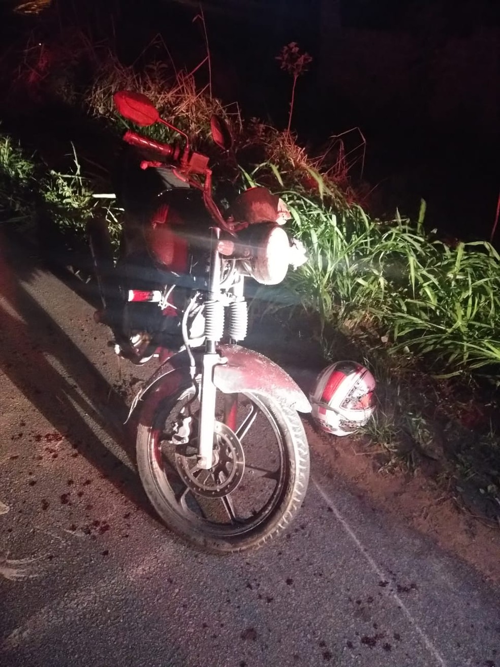 Homem cai de moto após se assustar com cavalo na pista em Paripueira, Alagoas — Foto: BPRv