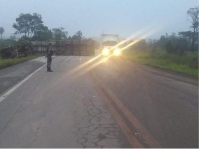 Carreta tomba e interdita parte de rodovia no Sul de Roraima