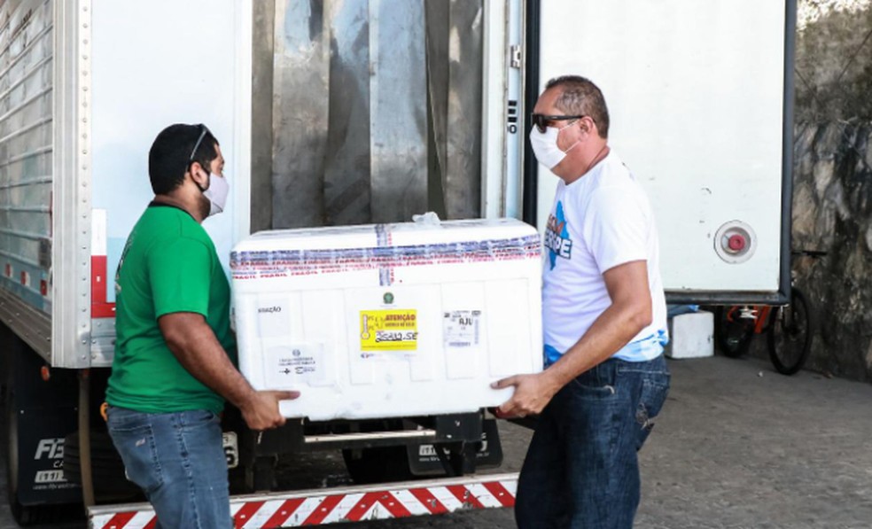 Vacinas sendo transportadas por equipes da saúde de Sergipe  — Foto: SES