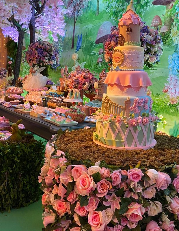 Mesa do bolo de aniversário de Aurora, filha do cantor Ferrugem (Foto:  Arthi Filmes)