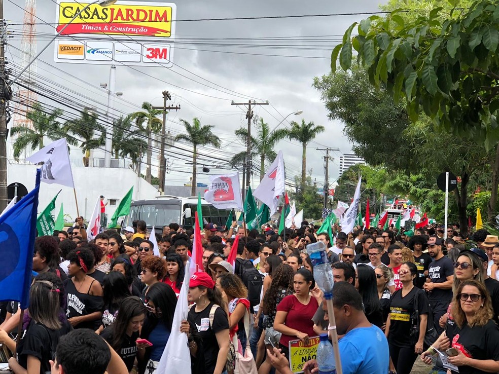 MACEIÓ, 10h20: Manifestantes saem em caminhada e ocupam um dos sentidos da Fernandes Lima — Foto: Waldson Costa/G1