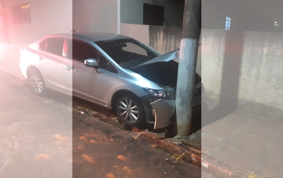 Carro bate em poste durante perseguição — Foto: Polícia Militar/Divulgação