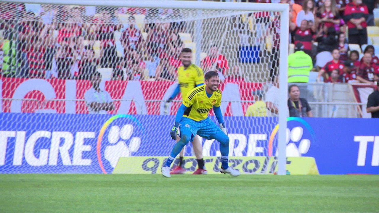 Diego Alves aquece em campo, mas &eacute; cortado do time por Paulo Sousa: 'Ele n&atilde;o est&aacute; preocupado em apaziguar a situa&ccedil;&atilde;o', diz Cah&ecirc; Mota