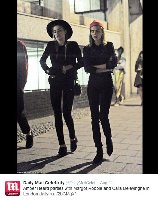 Clique de Amber Heard e Cara Delevingne se divertindo em Londres no Tweet do Daily Mail (Foto: Reprodução/Twitter)