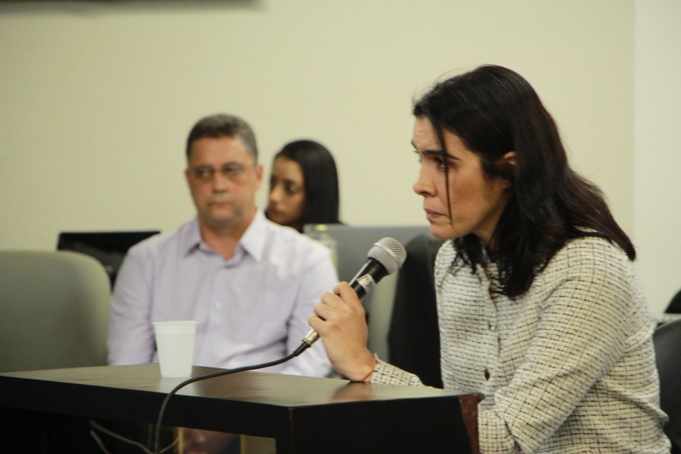 Andreia Correia, ex-esposa de Guilherme Brandão, dono do Maikai assassinado em 2014; ao fundo, Marcelo Carnaúba, réu confesso — Foto: Anderson Macena/MP-AL