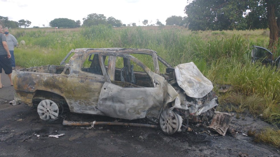 Situação de carro que acabou pegando fogo após acidente na MG-426 em Iturama — Foto: Polícia Militar Rodoviária/ Divulgação