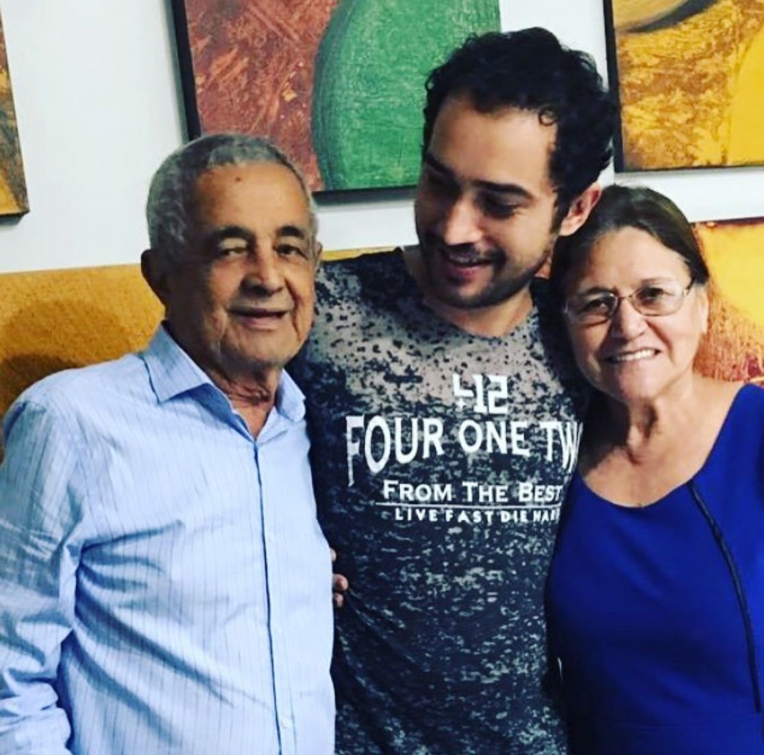 Wesley, filho mais velho de Luciano Camargo, com os avós, Francisco e Helena  — Foto: Instagram