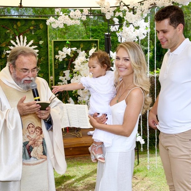 Batizado de Maria Vitória, filha de Pedro Leonardo com Thais Gebelein (Foto: Reprodução/Instagram/Brazil News)