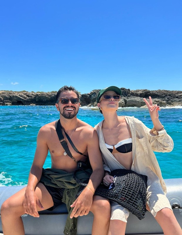 Rodrigo Simas e Agatha Moreira  durante passeio de barco em Ibiza (Foto: Reprodução/Instagram)