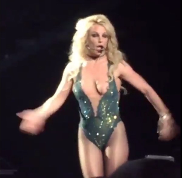 A cantora Britney Spears com o seio à mostra (Foto: Twitter)