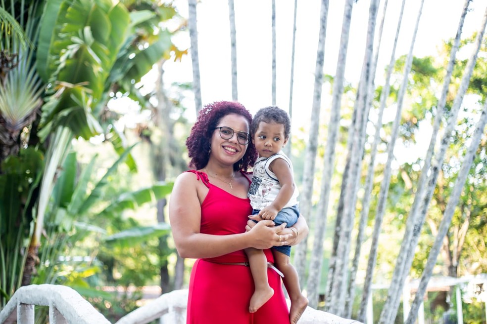 Barbara dos Santos, de 22 anos, foi finalista em concurso escolar com projeto de apoio a mães estudantes.  — Foto: Reprodução/Acervo pessoal
