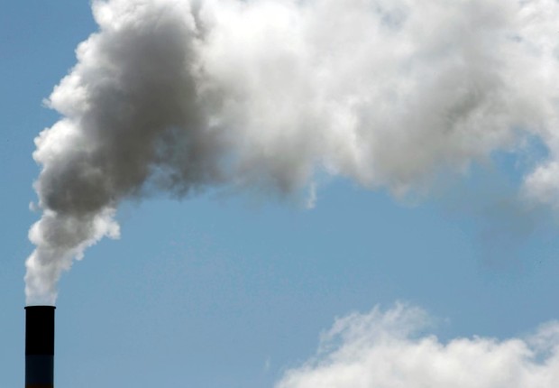 Poluição - meio ambiente - indústria - ar - Chaminé é vista em Bassens, na França (Foto: Regis Duvignau/Reuters)