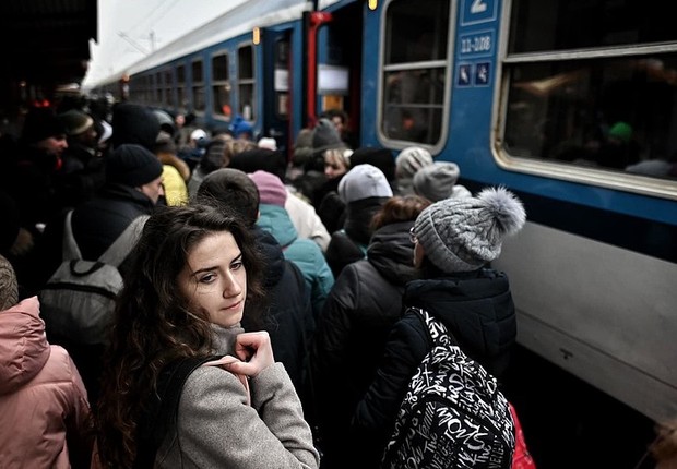 Refugiados ucranianos em embarque para Varsóvia no início de março (Foto: Pakkin Leung, CC BY 4.0, via Wikimedia Commons)
