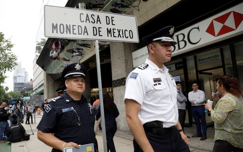 Policiais sÃ£o vistos durante operaÃ§Ã£o de seguranÃ§a apÃ³s o roubo de moedas de ouro, do lado de fora da Casa da Moeda, na Cidade do MÃ©xico, na terÃ§a-feira (6) â€” Foto: Reuters/Luis Cortes
