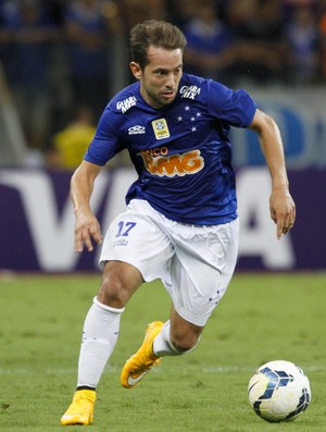 Desgaste leva Éverton Ribeiro a ser sacado em nove dos últimos dez jogos