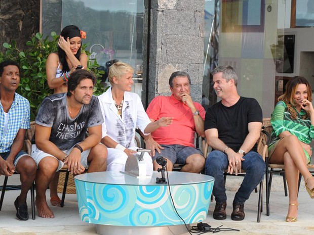 Xuxa ao lados dos seus visitantes  (Foto: TV Globo/Blad Meneghel)