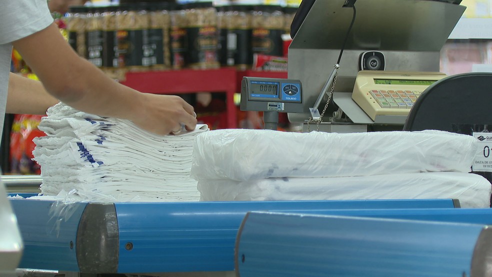 DF Legal será responsável pela fiscalização do uso de sacolas plásticas — Foto: TV Globo/Reprodução