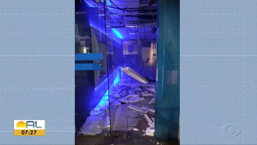 Banco ficou detru&iacute;do ap&oacute;s a explos&atilde;o em Porto Calvo, Alagoas &mdash; Foto: Reprodu&ccedil;&atilde;o/TV Gazeta